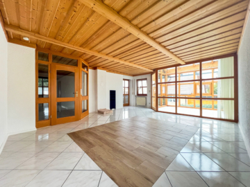 Großzügige 3-Zimmer-Wohnung mit Wintergarten und Balkon in ruhiger Lage, 93142 Maxhütte-Haidhof, Dachgeschosswohnung