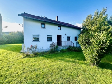 Einfamilienhaus mit Sanierungschance und traumhaft großem Grundstück, 94428 Eichendorf, Einfamilienhaus