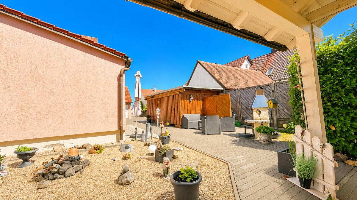 Vorgarten mit Carport und Kamin