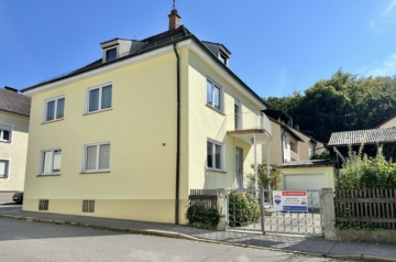 Einfamilienhaus mit zwei Wohneinheiten in Schwandorf – Beste Lage mit großem Potenzial, 92421 Schwandorf, Zweifamilienhaus