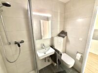 In Ihrem Badezimmer gen Diele mit Kochnische