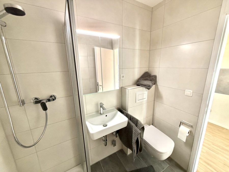 In Ihrem Badezimmer gen Diele mit Kochnische