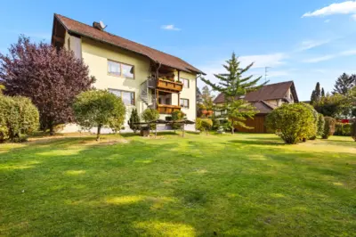 Mehr als ein Haus: 2 separate Wohnungen und Bauvorbescheid auf großem Gartengrundstück!, 93142 Maxhütte-Haidhof, Zweifamilienhaus