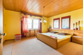 Schlafzimmer - Zweifamilienhaus in Traumlage mit Blick über Schwandorf! Großzügig, idyllisch und ruhig gelegen!